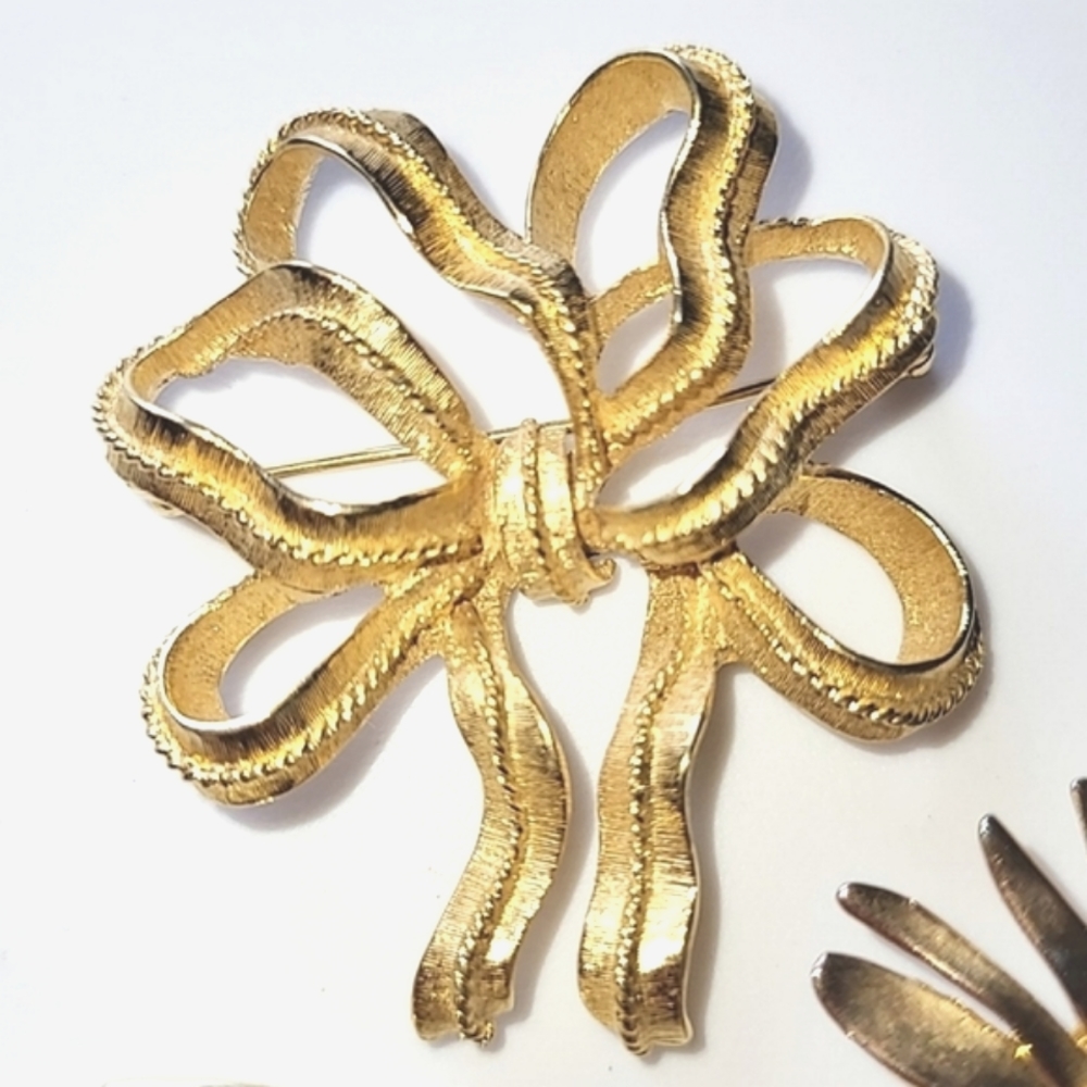 MONET, KRAMER, PAKULA VINTAGE DESIGNER SIGNED 4 BROOCH LOT - ALL GOLDTONE - Picture 2 of 10